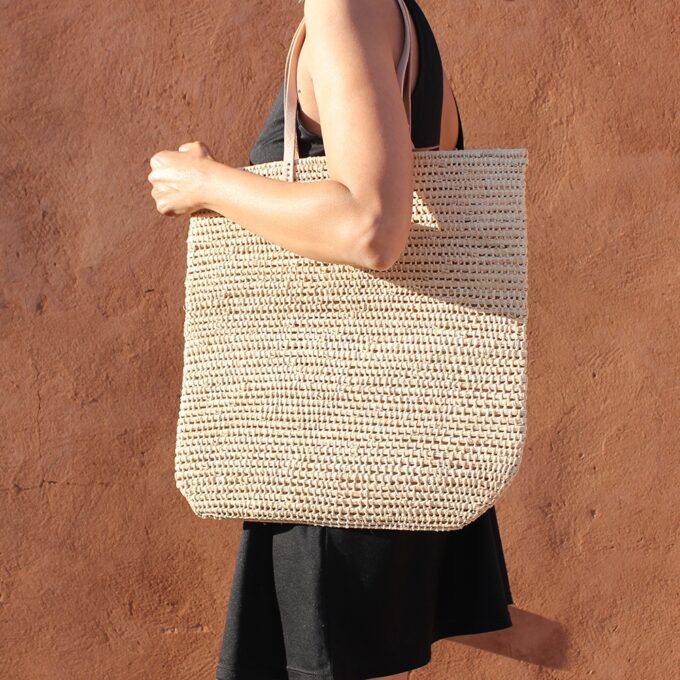 Tote bag made of raffia straw Natural color